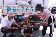 夫妻俩在辣椒市场捡到包，里面有钱有手机，夫妻俩会怎么做？