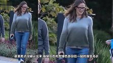 性感女神詹妮弗已远去，渐变毛衣暴露身材缺点，带娃日常变大妈