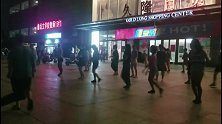 安宁走基层：朝阳酒仙桥久隆商场门前美女们在跳广场舞3