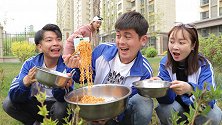 学生打饭恶作剧，竟把大厨的饭藏起来，大厨能找到吗？