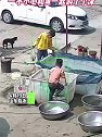 山东临沂：小男孩看姥姥卖的鱼，一不小心和鱼一起游个泳