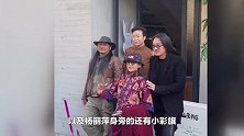 杨丽萍李玉刚同过年被偶遇，胳膊紧挽关系亲密，多天相处惹人生疑