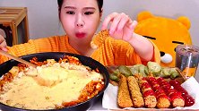 炸虾仁本来就很美味，小姐姐在外面再裹上芝士更好吃了