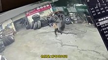 修车工充气突遇轮胎爆炸，轮胎飞起数米高！愣在原地与死神擦肩