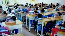 小学生趴课桌午休要收300元管理费？ 龙岗教育局：已叫停