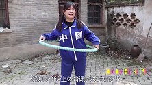 伙伴们玩“迷你版篮球场”，输的人用脖子转呼啦圈哦，真好玩
