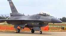 F16战机升空地面的准备工作不简单，飞行员地勤人员手势满天飞