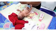 专业月嫂演示在家给新生儿洗澡、穿衣和包被，宝爸宝妈抓紧看