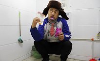 阿宝被罚打扫厕所，不料他竟躲在里面偷吃辣条，这都串味了吧