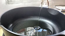 【料理猫王】猫咪悉心研究茄子料理，茄子料理界又多了颗闪耀的新星 ，谁有意见？