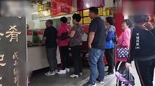 四川大妈卖棒棒鸡，每到饭点摊位必排队，徒弟甚至遍布全国各地