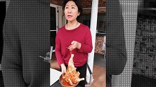 姨妈做美食还得避着洋女婿，一旦他下班，立马转移阵地