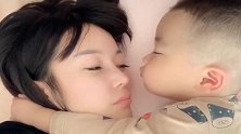 宝宝睡个觉都这么黏妈妈，妈妈不敢动，怕他醒！