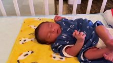 出生第14天的婴儿，睡着睡着突然发飙，妈妈忍不住笑了