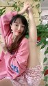 瑜伽美女秀高抬腿，这个笑容有点美！