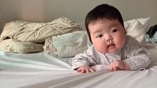84天大的小肉娃，睡醒后一直想爬向妈妈，挣扎的小动作萌翻了！