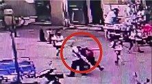 反转!小学生扶摔倒老人被讹？警方：实为两小孩路边嬉戏撞倒老人