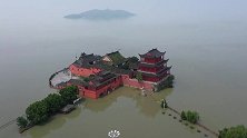 合肥突降暴雨，巢湖一700年古寺被洪水包围，整个寺庙泡在水里