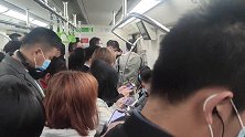 北京地铁中的书呆哥，手持三字经，保持原始风采，还能助人为乐