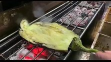广东街头烧烤师傅，教大家在家烤茄子夹蛋教程，其实很简单！