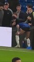 战胜西汉姆赛后 恩佐将球裤脱下送给场边球迷