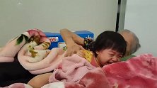 曾祖母想要亲一下宝宝，没想到宝宝居然这反应，爸妈哭笑不得