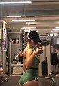 漂亮的女子健身达人：健身房锻炼完美肌肉身材199