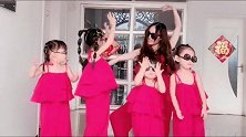 来看看九零后妈妈在家是如何带四胞胎女儿的，这场景真是太嗨了