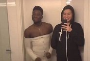 猛男抹胸连衣裙！阿方索与女友换装自拍辣眼睛