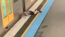 澳大利亚一醉汉摔倒 头和胳膊卡在火车与站台缝隙中