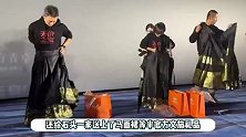 张译路演穿马面裙好熟练，梦回满江红何大人，却被网友吐槽穿女装