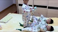 三胞胎老大比两个弟弟早出生一分钟，每天都要这样伺候两个弟弟