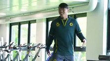 新援专属！狼队发布黄喜灿单人专属训练镜头 抢圈练习被无情穿裆