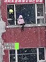 吉林白山：女孩在家爬出窗外，消防紧急救援，女孩已获救