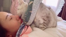 猫咪叫醒服务虽然舔的热情，但是有点扎！