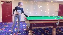 爆笑：给这样的小姐姐打台球感觉压力好大！
