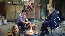 90岁老人在家做菜，在农村见到这种做法，这是什么神仙生活