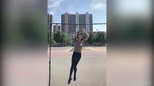 美女玩单杆！技术不错 关键是这身材棒极了