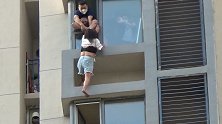 家庭矛盾想不开，女子酒后欲跳15楼轻生：众人将其用手铐救回