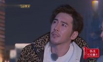张伦硕感谢妈妈的爱,像孩子般依靠在她怀里,钟丽缇一脸欣慰