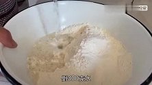 新疆窝馕吃过吗？老妈用500克面粉做了一锅，营养又美味