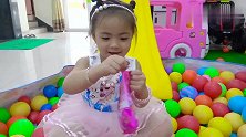小萝莉坐在海洋球里吃糖果对唱儿歌学颜色
