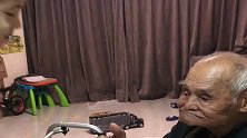 98岁太爷爷一吃饭，重孙子就亲自去喂，接下来的事，太暖心了
