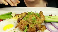 国外小姐姐吃大餐，咖喱炸鸡配白米饭，这吃法真享受