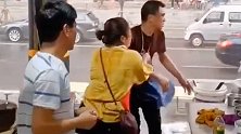 陕西西安：暴雨中老板想收回店外桌椅，妻子一把拽住他后