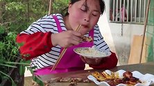 胖妹吃秘制大鸡腿，两大盆饭还没解馋，这吃相也是醉了