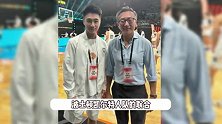 何猷君与姚明合照，两人最萌身高差又萌又搞笑，小金土豆变小手办