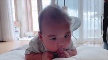 2个月的小宝宝趴着练抬头，累到都斗鸡眼了！看一次笑一次！