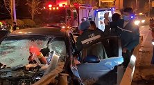 轿车撞上护栏被戳穿 被困男子清醒后忍痛求消防员：先救我媳妇！