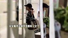 演员李念与大女儿一起逛街，14岁女儿正脸曝光颜值高，又瘦又高星味十足